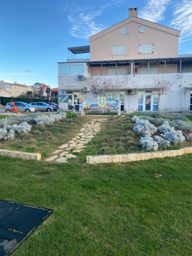Apartment Privlaka Direkt Am Strand Mit Klima Und Neuem Badezimmer Haustiere Sind Willkommen エクステリア 写真